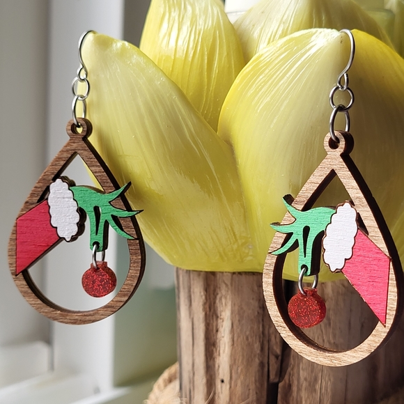 Grinch hand ornament earrings - Picture 1 of 9